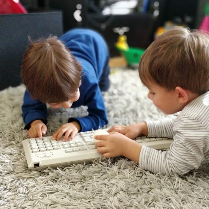 Lapset leikkii näppäimistöllä