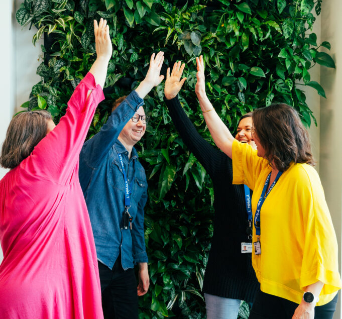 työntekijät kannustavat toisiaan